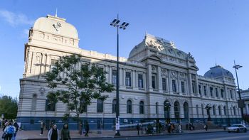 UdelaR aprueba opción no binaria en títulos universitarios.