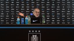 altText(Bielsa no se va: asumió responsabilidades y dijo que tiene fuerza para seguir)}