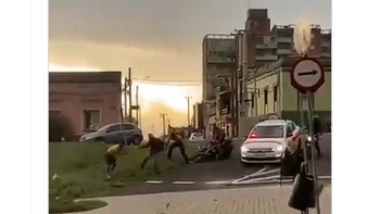 Temporal: un impactante video mostró personas arrastradas por las ráfagas en Rivera