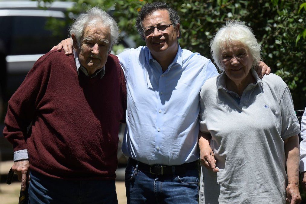 Apoyo internacional para Mujica tras su diagnóstico. En la Foto: presidente de Colombia Gustavo Petro visita a Jose Mujica su chacra.