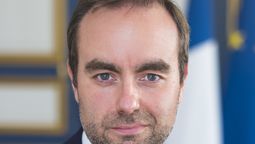 altText(Renuncia primer ministro de Francia Sébastien Lecornu, es el tercero en un año en dejar el cargo)}