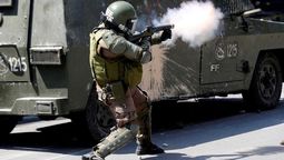 altText(Chile: denuncian presencia de soda cáustica en carros lanza-aguas de Carabineros)}