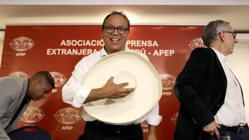 El representante de la izquierda enfrenta a la hija del dictador en el balotaje este domingo en Perú
