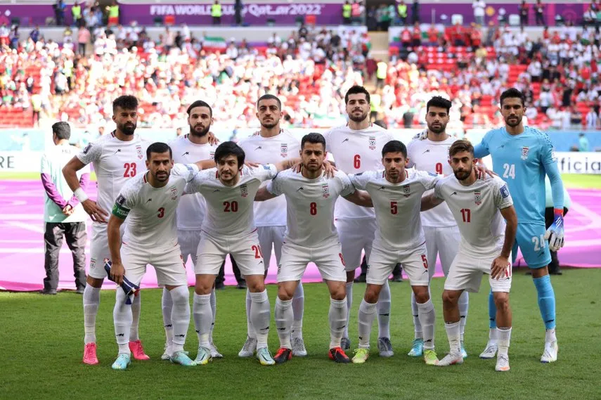 Irán logró resonante victoria ante Gales en los descuentos y se mete en la pelea por el grupo B.