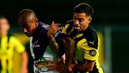 altText(Peñarol le ganó a Fénix con un muy buen primer tiempo)}