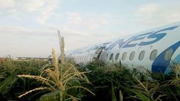 altText(Avión con más de 200 pasajeros aterriza de panza cerca de Moscú)}