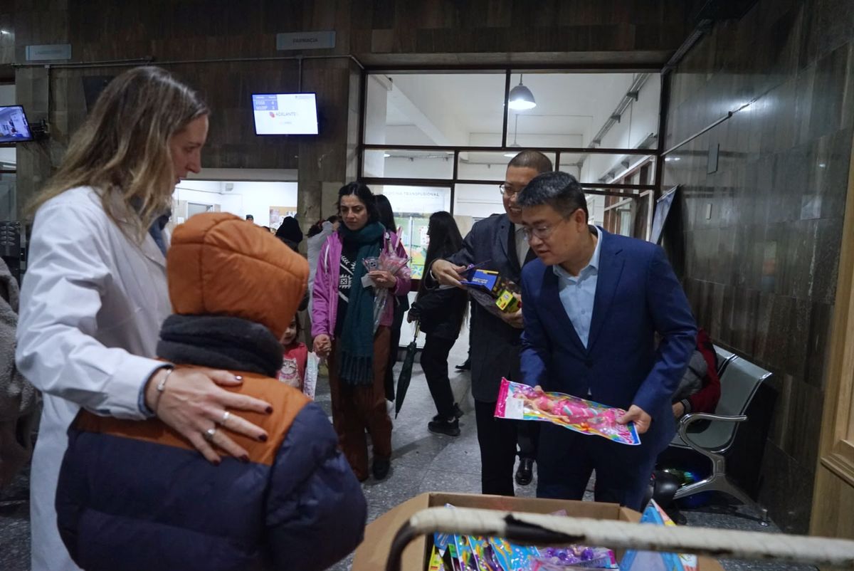 Embajada de China donó juguetes al Pereira Rossell por el Mes de la Niñez.