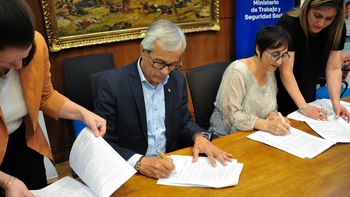 Castillo y Pardo firman el convenio.