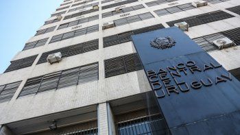 ¿Por qué el Banco Central cuestiona el ahorro en dólares de los uruguayos?