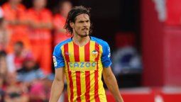 altText(Cavani volvió a anotar de cabeza para el Valencia)}