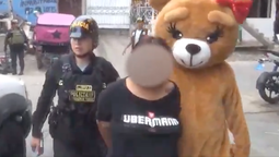 altText(Insólito arrestro en Perú: policía se disfraza de oso de peluche para atrapar a dos narcos)}