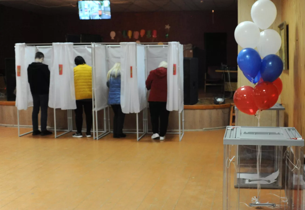 Con éxito se desarrollan los referendos en Donbass.