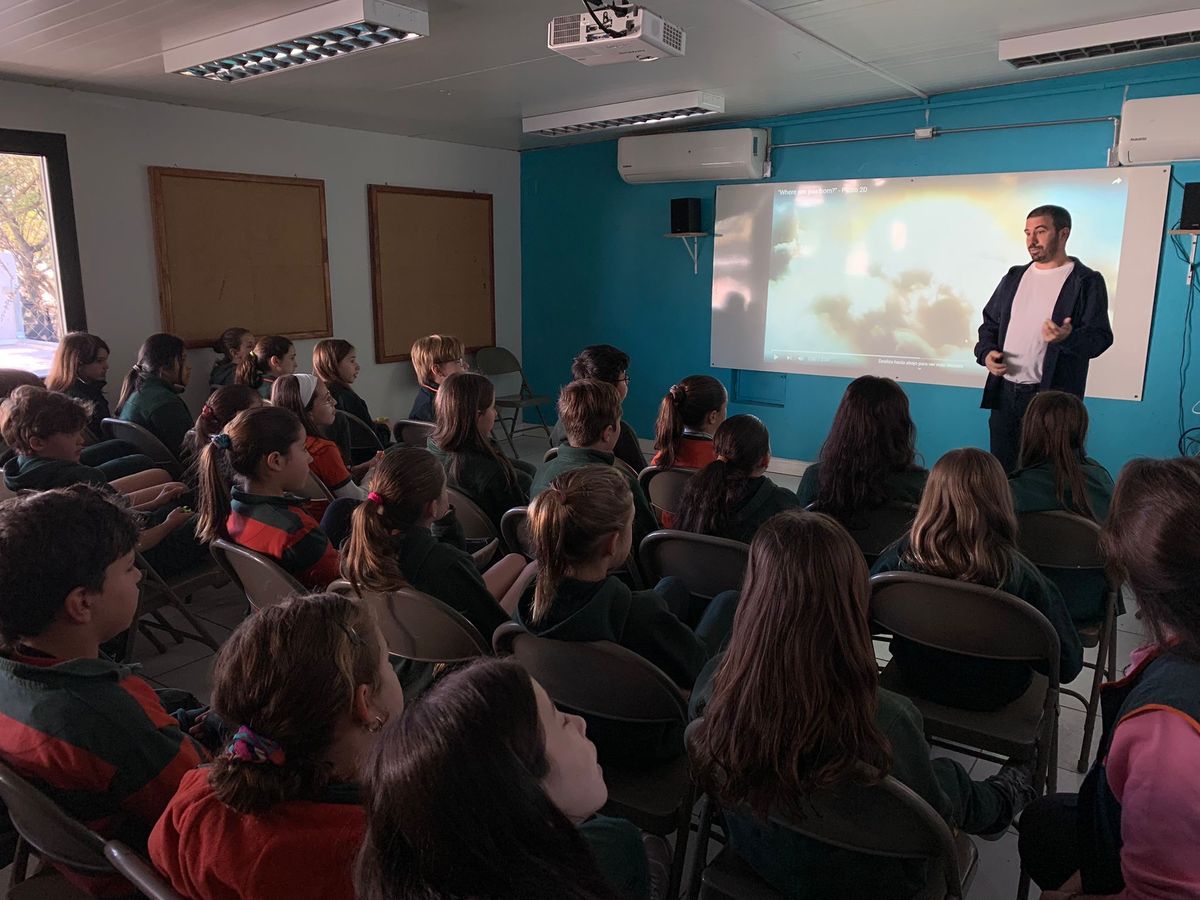 Juan Cristiani durante la presentación de Where are you from? en el colegio St. Brendan's de Montevideo.