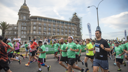 altText(Una multitud corrió por la Rambla de Montevideo)}