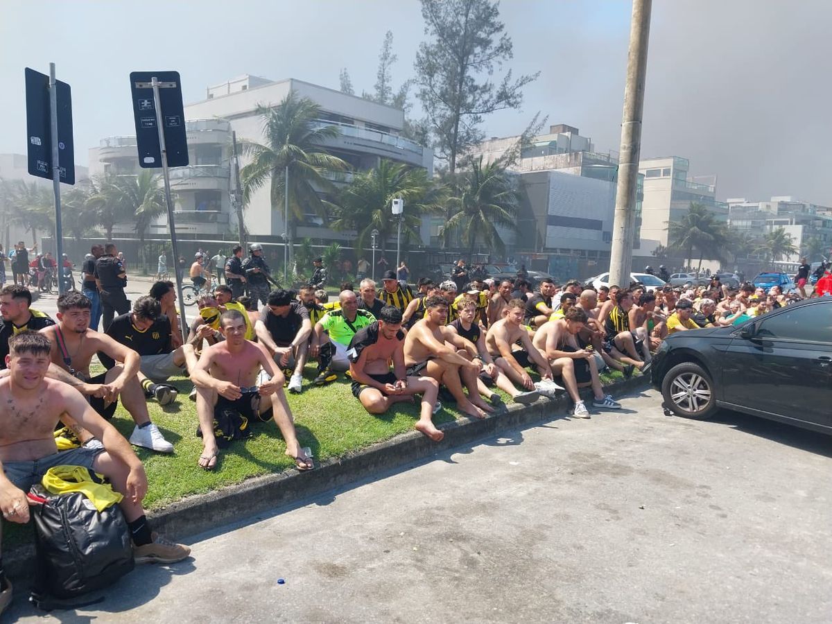 Más de 250 hinchas de Peñarol fueron detenidos tras los incidentes de este miércoles.