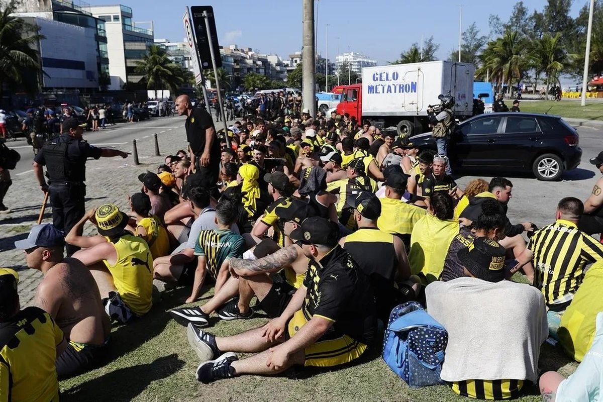 Veintidós hinchas de Peñarol siguen detenidos en Río de Janeiro.