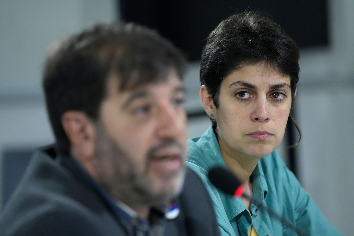 El Frente Amplio (FA) se reunió este martes para tratar varios temas y no puso objeciones para que el exministro Adrián Peña asuma su banca en el senado.