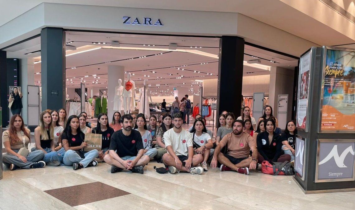 Trabajadores de Zara pararon este viernes en el Montevideo Shopping Center.