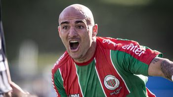 Cruz festeja el segundo gol de Colón ante Tacuarembó.