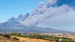 altText(Italia: erupción de volcán Etna causa desvíos de vuelos)}