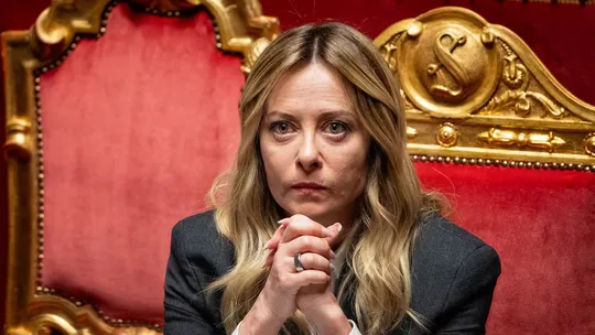 La primera ministra de Italia, Giorgia Meloni, anunció este martes la suspensión del acuerdo de defensa con Israel, bloqueando su renovación automática en medio de la escalada del conflicto en Asia Occidental y tras los recientes ataques israelíes contra soldados italianos desplegados en el Líbano.