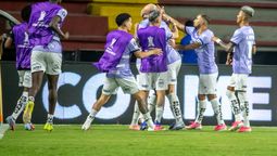 altText(Libertadores: Papa haciendo historia en Ecuador, Estudiantes goleó y Fluminense sufrió)}