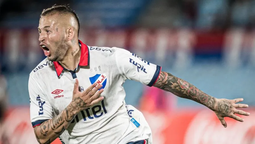 altText(Nacional: Viera pone toda la carne en el asador en el clásico)}