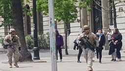 altText(Santiago de Chile entre militares y protestas contra el modelo económico)}