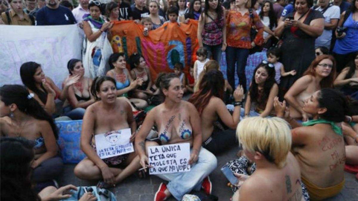 Mujeres exhiben sus pechos desnudos pidiendo legalización del topless