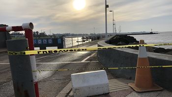 Auto rompió barrera del muelle del puertito del Buceo y cayó al agua.