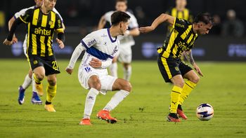 Peñarol y Defensor Sporting empataron 1 a 1 en el Campeón del Siglo