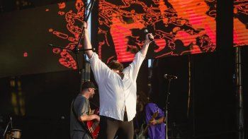 Artistas agredidos en redes por el cobro del Montevideo Late. En la foto: Gastón Puentes, vocalista de Cuatro Pesos de Propina, durante el Montevideo Late, 17 de diciembre de 2022. Artistas agredidos en redes por el cobro del Montevideo Late. En la foto: Gastón Puentes, vocalista de Cuatro Pesos de Propina, durante el Montevideo Late, 17 de diciembre de 2022.