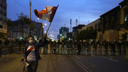 altText(Policía de Perú anuncia que aumentará represión a protestas)}