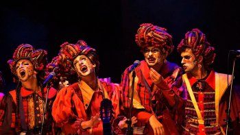 Ovación para Cayó la Cabra que volvió a demostrar que es de los mejores espectáculos del Carnaval