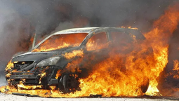 altText(Incendio de auto despierta temor en vecinos de La Comercial)}