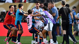 altText(Duras sanciones de la FIFA para Argentina: suspendió a Paredes y multó a la AFA)}
