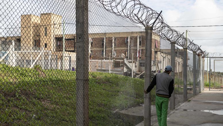 Muerte en el ex Comcar: privado de libertad trepó un techo y cayó