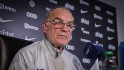 altText(Ejecutivo de AUF se reunió con Giordano para evaluar continuidad de Bielsa)}