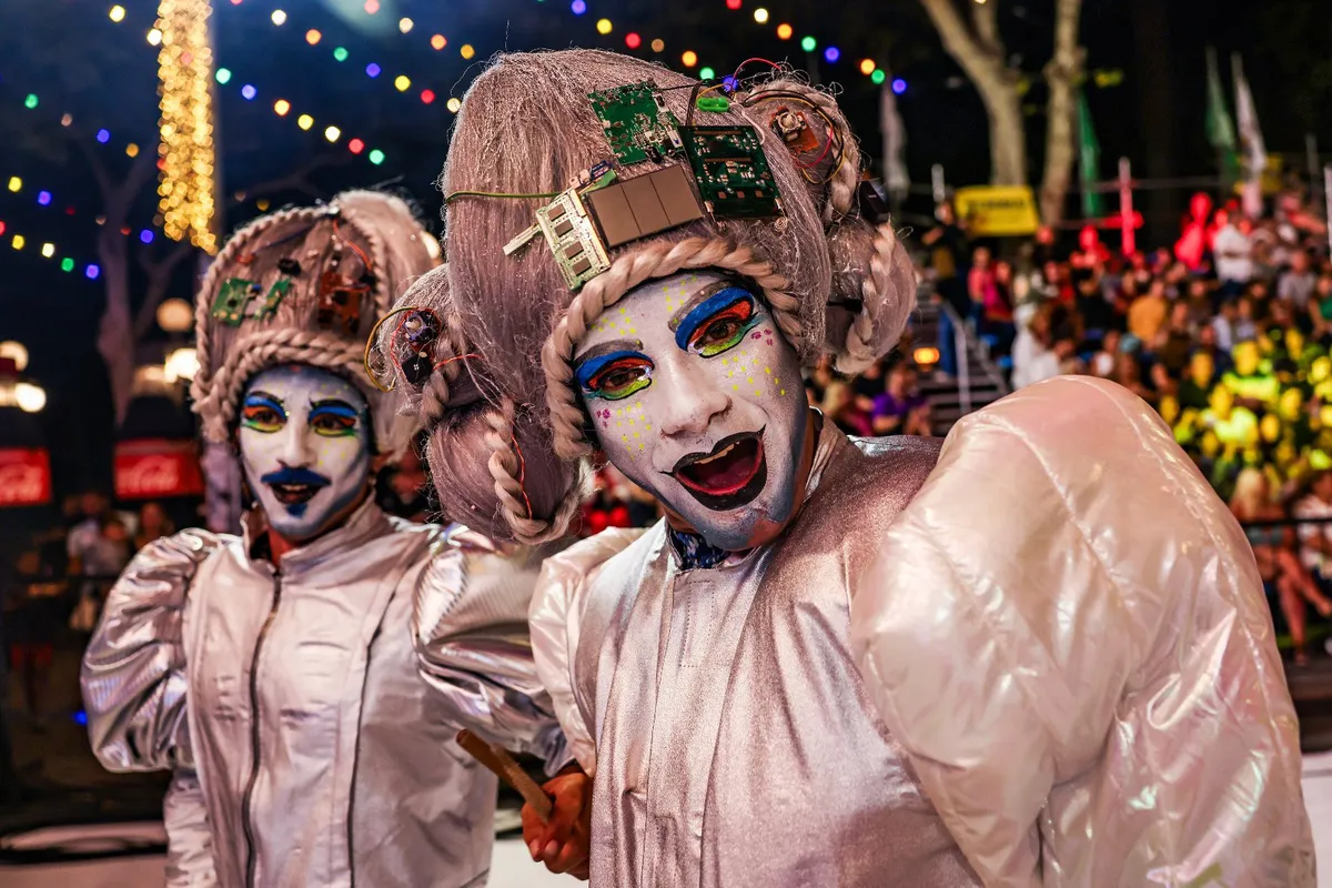 Loclaes de ensayo para el próximo Carnaval.