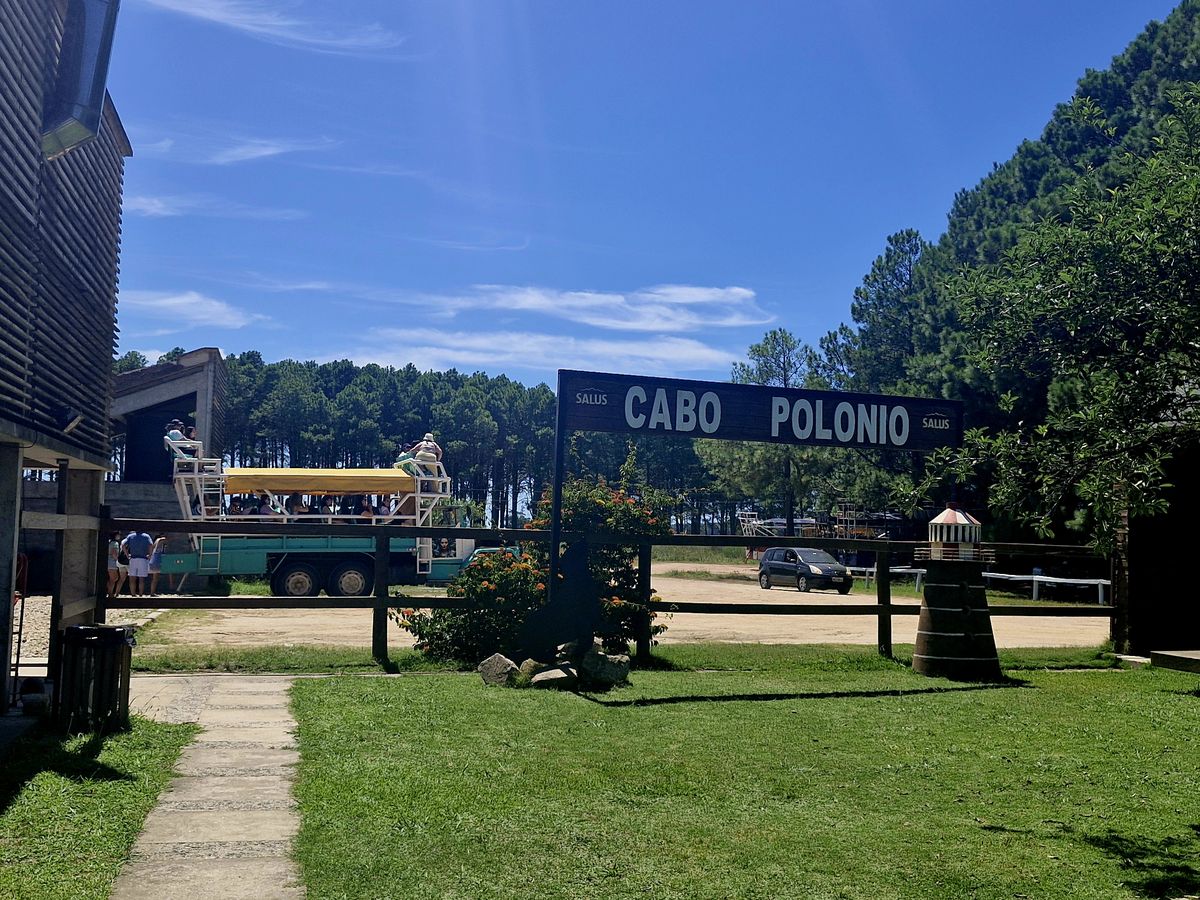 La terminal de acceso al Parque Nacional de Cabo Polonio se encuentra ubicada en el km 264,5 de la ruta 10.