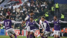 altText(Defensor derrotó dos a uno a Danubio por el Intermedio)}