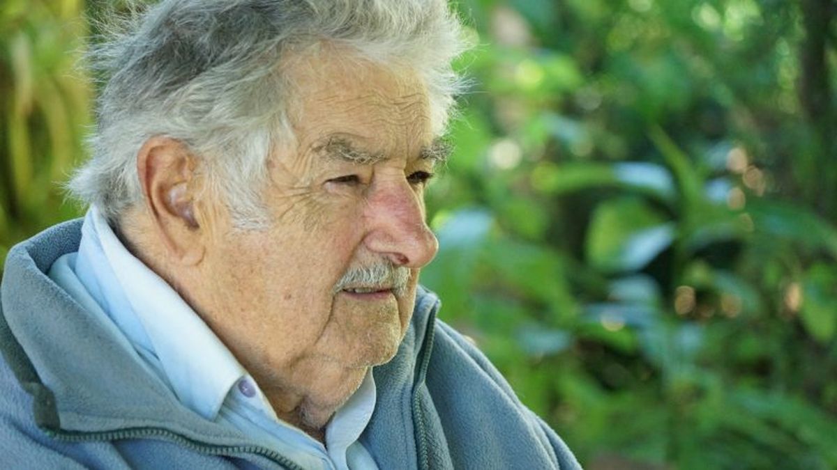 Mujica fustigó decisión de priorizar vacunación a turistas