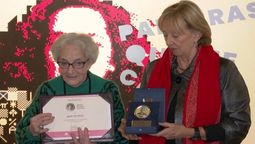 altText(Otorgan la medalla Delmira Agustini a Ida Vitale)}