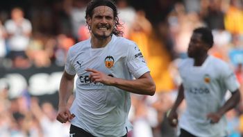 Edinson Cavani no viajó a San Sebastián con la plantilla del valencia por problemas que arrastra en su tobillo.