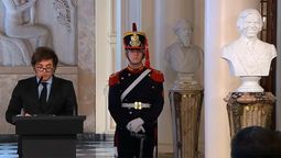 Presidente argentino Javier Milei inaugurando busto de Carlos Menem.