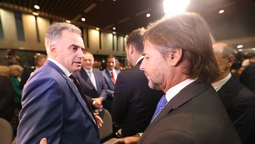 altText(El frío saludo entre Orsi y Lacalle Pou luego de la polémica por Cardama)}
