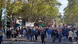 altText(Jubilados y pensionistas marcharon y presentaron plataforma )}