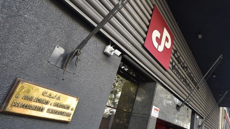 En julio la Caja de Profesionales pagará sueldos y jubilaciones en dos partes