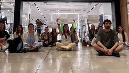 altText(Trabajadores de Zara paran y se movilizan en Punta Carretas por irregularidades en pagos y malos tratos)}