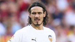 altText(Cruces de Cavani con su entrenador en el Valencia)}